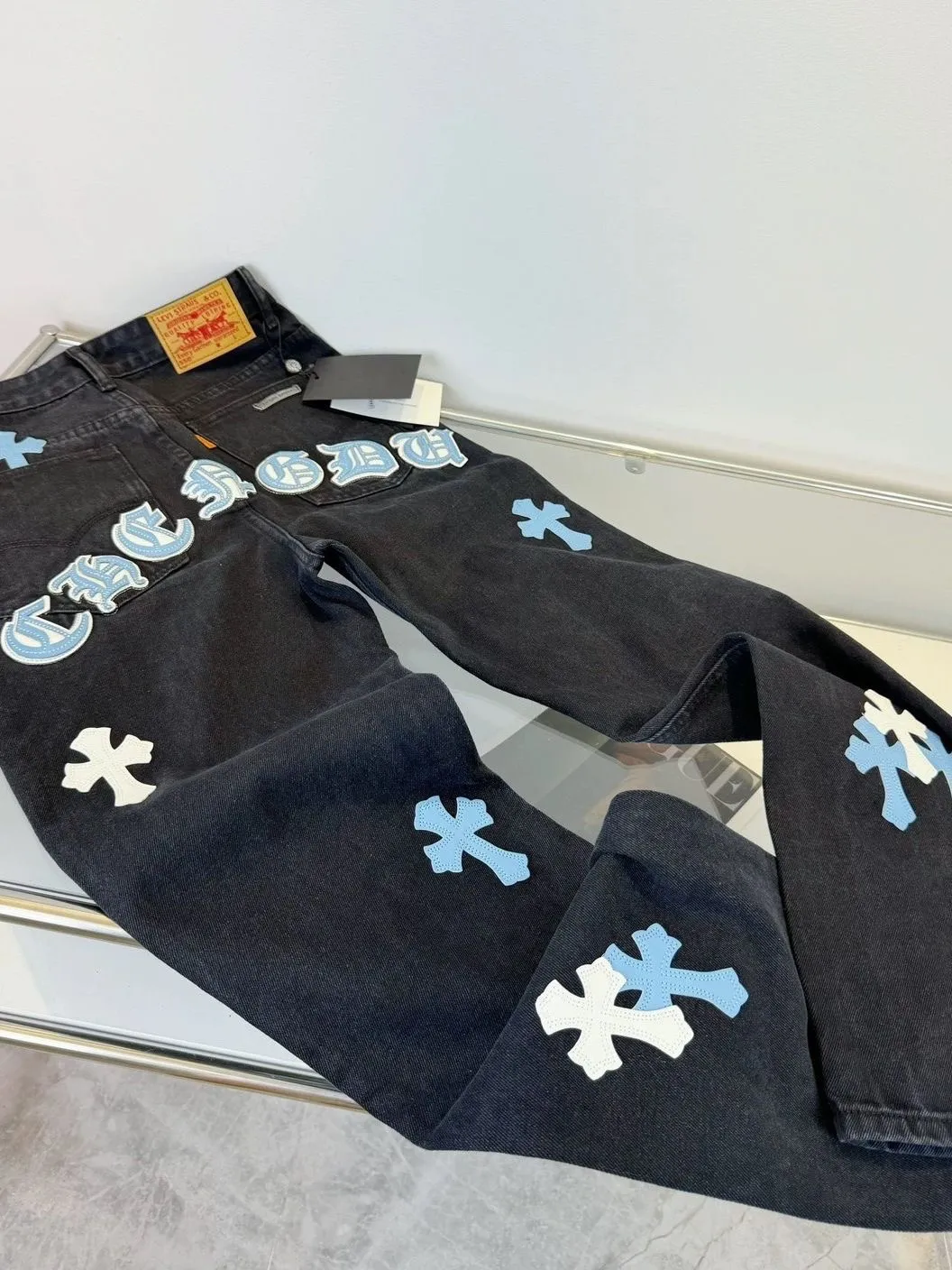 P186 ☞CHROME HEARTS✘Cro Heart Overseas Edition 24ss🔥New Heavy Industry Washed Embroidered American Retro Workwear Washed Jeans Loose fit with perfect details Washed denim fabric is wear-resistant and stain-resistant Three-dimensional cutting loose fit Imported machine printing will not crack and fall off after repeated washing Same style for men and women Couples Color: Denim blue Size: M-2XL Pants length Waist Hips M 96 76 106 L 97 80 110 XL 98 84 114 2XL 100 88 118
